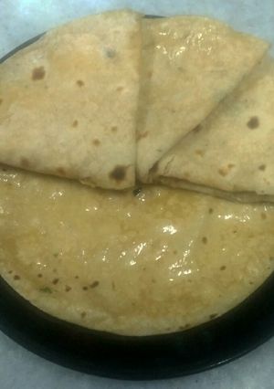 A picture of Phulka roti with kasuri methi.