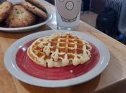 Una foto de waffles con coco