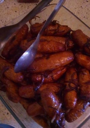A picture of Sausages in onions toss.