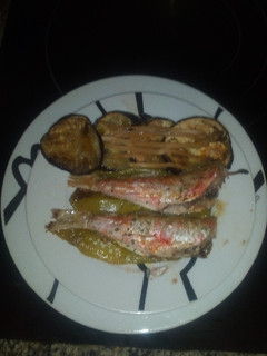 Una foto de Salmonetes al horno con berenjenas y espárragos al vino