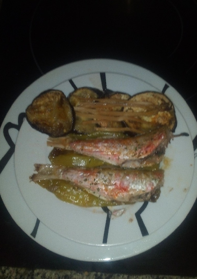 Una foto de Salmonetes al horno con berenjenas y espárragos al vino