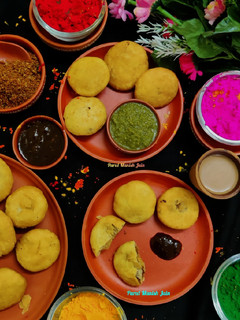 दाल की खस्ता कचौड़ी(daal khasta kachori recipe in Hindi) रेसिपी मुख्य फोटो