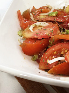 Una foto de Ensalada de tomate y aguacate