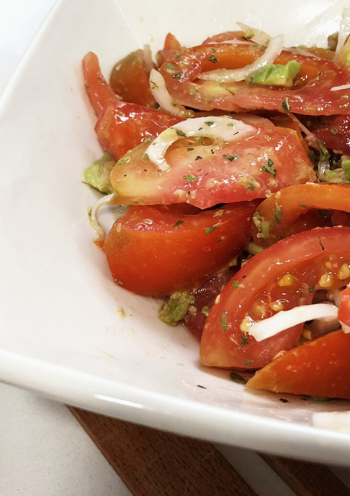 Una foto de Ensalada de tomate y aguacate