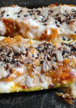 Una foto de Zucchini relleno con mix de semillas