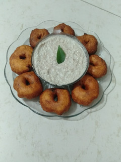 मेदू वडा (medu vada recipe in marathi) रेसिपी चे मुख्य फोटो 