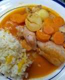 Guiso de pollo en salsa de tomate con zanahoria y papita