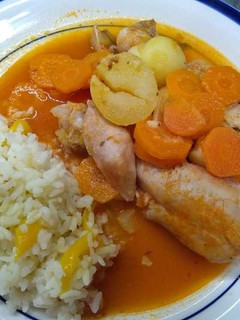 Una foto de Guiso de pollo en salsa de tomate con zanahoria y papita