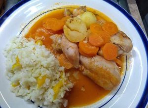 Una foto de Guiso de pollo en salsa de tomate con zanahoria y papita