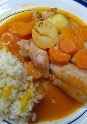 Una foto de Guiso de pollo en salsa de tomate con zanahoria y papita