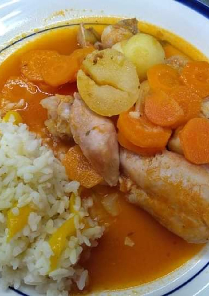 Una foto de Guiso de pollo en salsa de tomate con zanahoria y papita