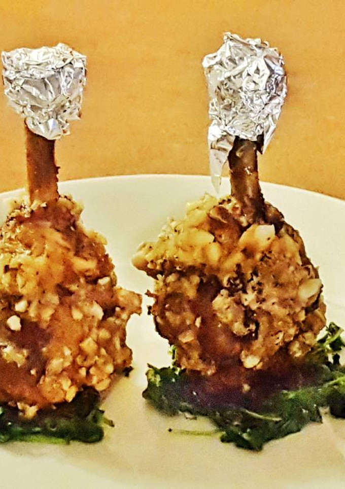 Una foto de Pollo en Tempura de Almendra y Pistacho con Rúcula frita
