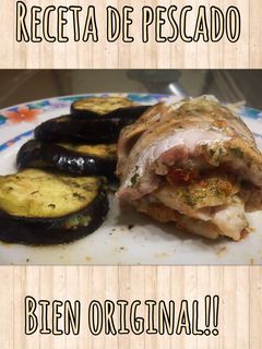 Una foto de Filet de merluza relleno con pasta de aceitunas negras y tomates