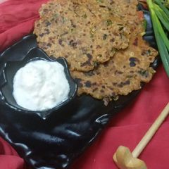 A picture of Jowar lasuniya rotla (doda).