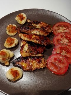 Una foto de Pechuga de pollo al estragón caramelizada con salsa de soja