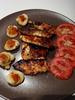 Una foto de Pechuga de pollo al estragón caramelizada con salsa de soja