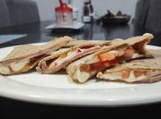 Una foto de jamón queso tomate
