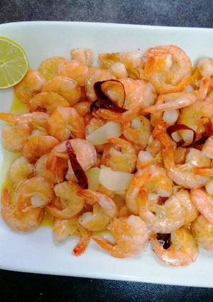 Una foto de Camarones al pil pil