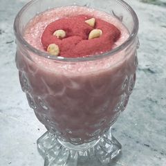 Red velvet cookie banana shake A picture of Red velvet cookie banana shake.