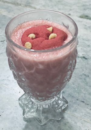A picture of Red velvet cookie banana shake.