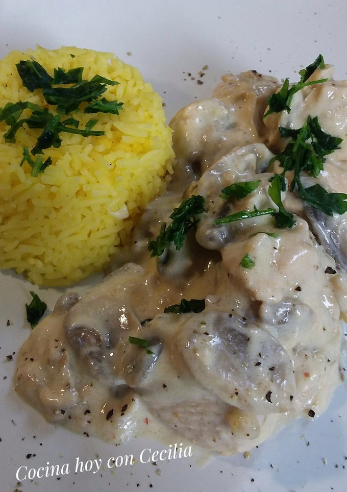 Una foto de Pollo con champiñones a la crema