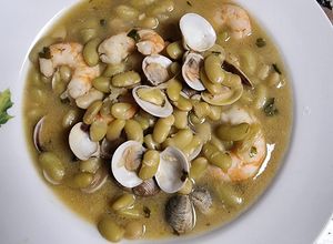 Una foto de Verdinas con almejas y gambas