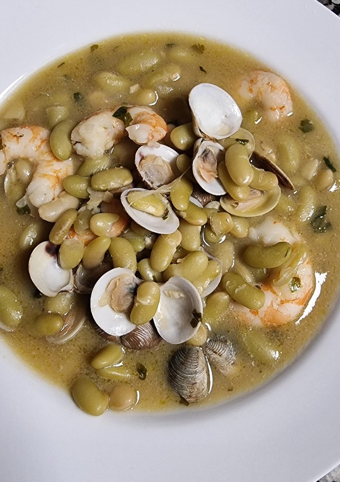 Una foto de Verdinas con almejas y gambas