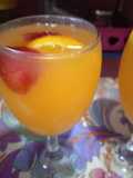 Agua saborizada de pepino, frutilla y naranja