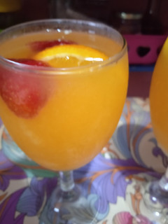 Una foto de Agua saborizada de pepino, frutilla y naranja