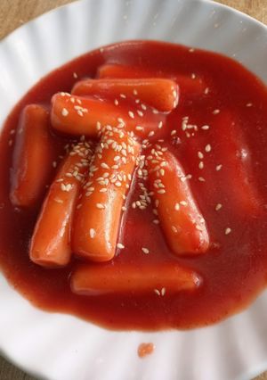 Hình của món Tokbokki xào cay.