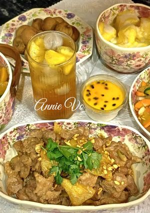Hình của món Mâm cơm mùa hè với sắc màu rực rỡ.