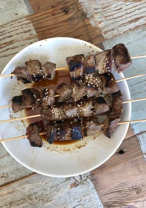 Une photo de Brochettes de bœuf mariné à la plancha