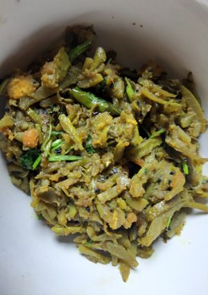 লাউয়ের খোসা ভাজা (Lauer Khosa bhaja recipe in Bengali) রেসিপির প্রধান ছবি