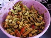 Une photo de salade de pâtes pesto