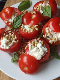 Une photo de Petites tomates farcies feta, basilic et pignons de pin