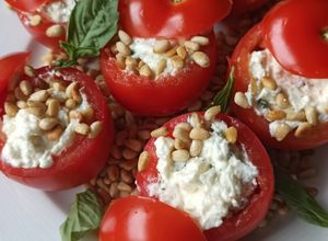 Une photo de Petites tomates farcies feta, basilic et pignons de pin