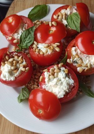 Une photo de Petites tomates farcies feta, basilic et pignons de pin