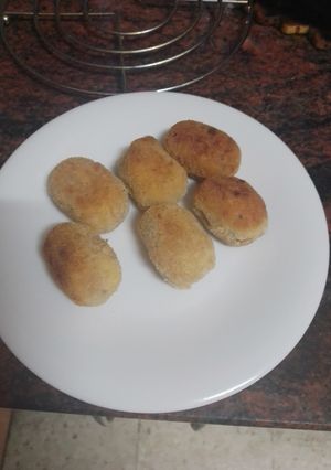 Una foto de Croquetas de pollo asado, pata asada y manises