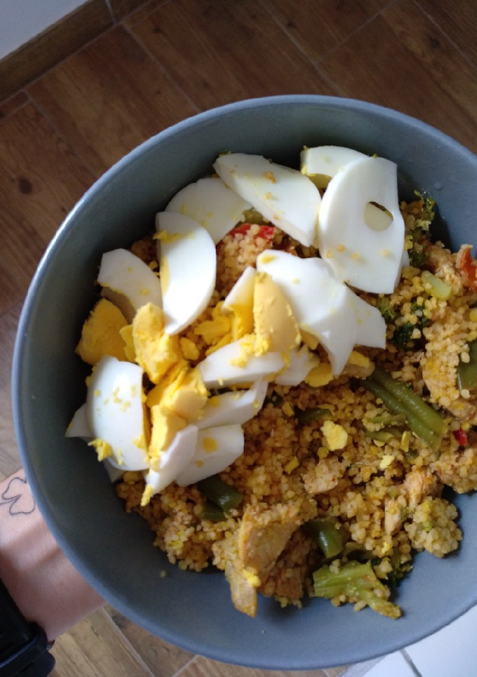 Una foto de Cuscús con verduras y pollo