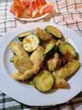 Straccetti di tacchino con zucchine e pompelmo rosa