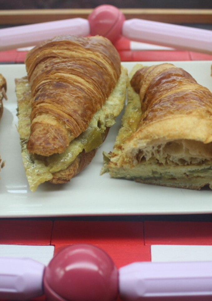 Una foto de Cruasanes con tortilla y atún