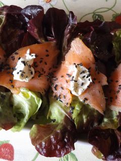 Una foto de Rollitos de salmón ahumado rellenos muy fáciles