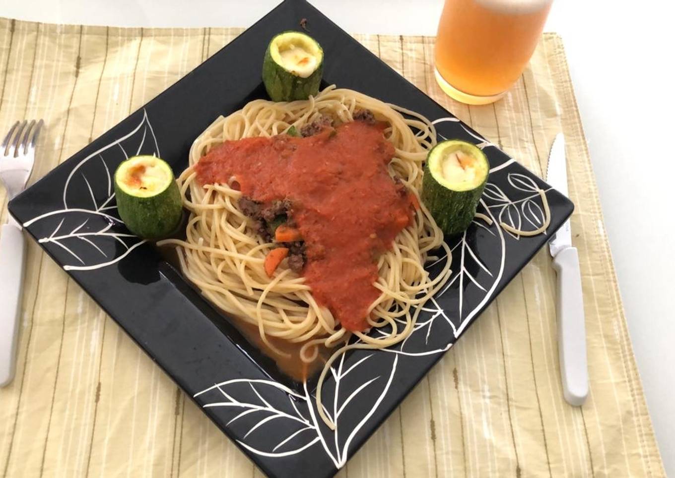 Espagueti a la bolognesa con calabacitas al horno