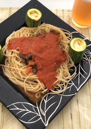 Una foto de Espagueti a la bolognesa con calabacitas al horno