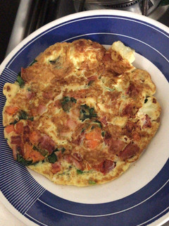 Una foto de Tortilla de coliflor espinaca zanahoria tomate jamón y queso