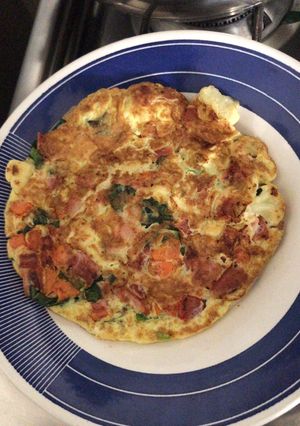 Una foto de Tortilla de coliflor espinaca zanahoria tomate jamón y queso