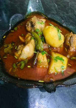 A picture of Chicken aalu salan.