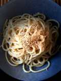 Spaghetti colatura di alici, pangrattato al limone e polvere di capperi