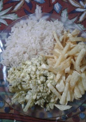 Una foto de Brócoli al ajo con papas y arroz