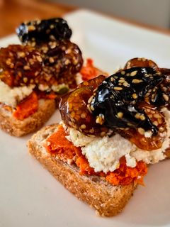 Una foto de MONTADITO con Mermelada De Uchuvas🍊🍊Ciruelas pasas y Algo Más...!